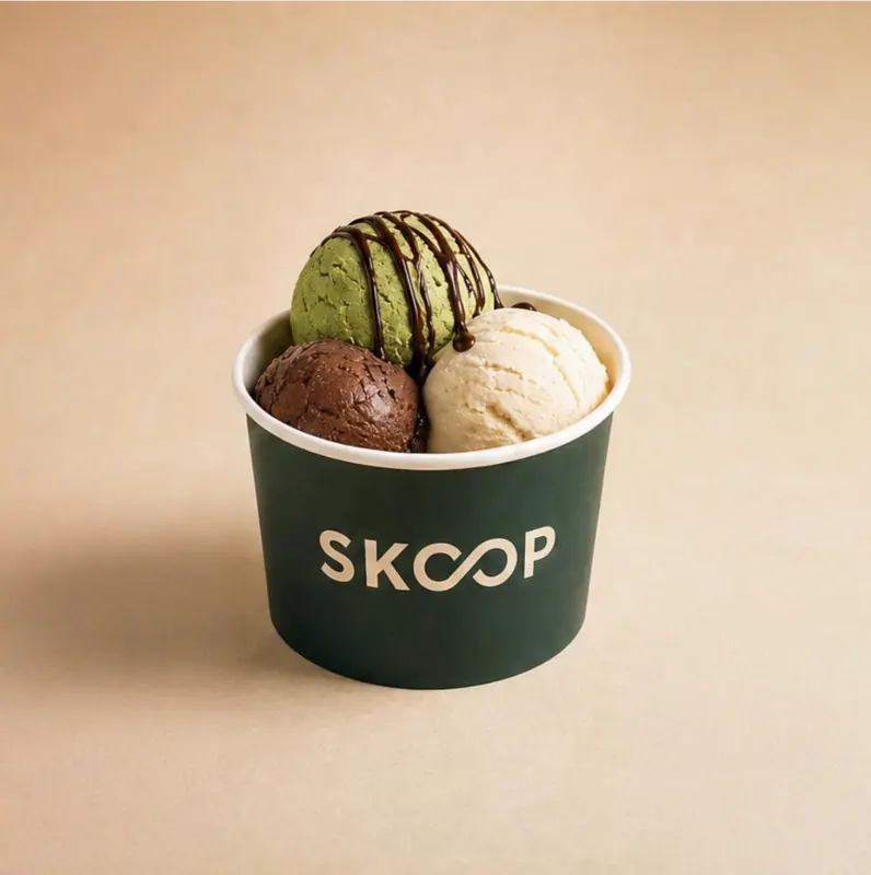 Pot SKOOP à trois boules de Gelato, sauce chocolat